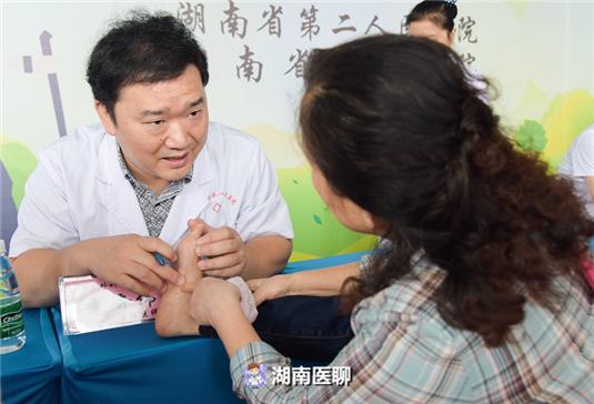 鸡眼贴治不治脚茧,贴鸡眼膏鸡眼老不好咋办