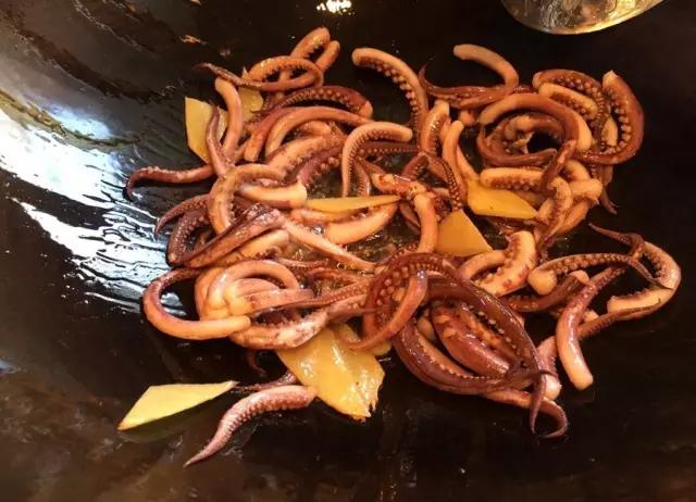 怎么把鱿鱼做得很好还会动,鱿鱼怎么炒又脆又嫩