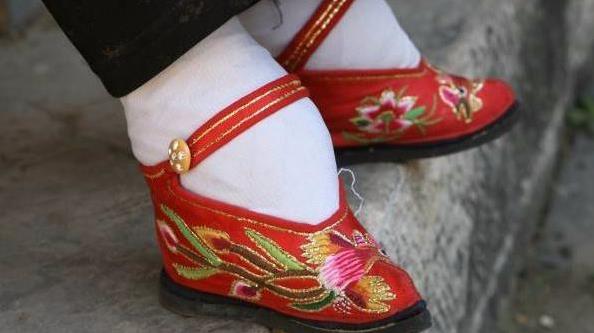 中国女子缠足，西方女子束腰，非洲女子最让人同情，至今仍在