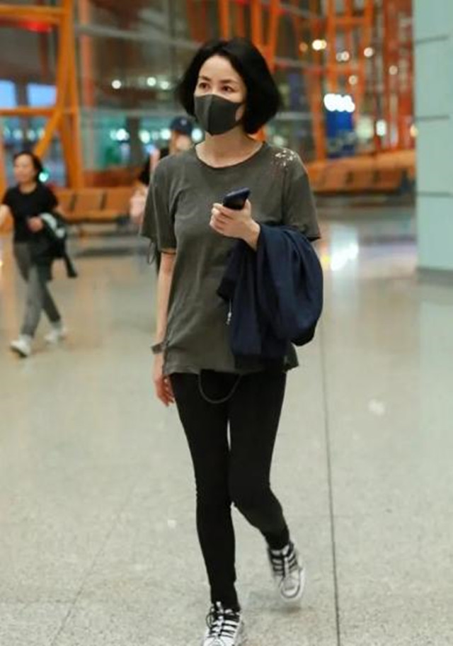 王菲的穿搭一直充满成熟的气息,王菲当年的穿搭真是越品越时髦