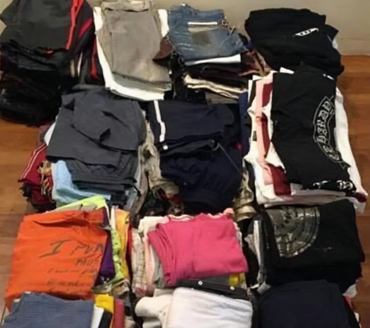 买二手衣服回家补、一张椅子用18年，这8位明星，有钱也没乱花