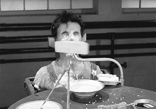 他5岁登台表演，12岁丧父13岁流浪街头，1个跌跤迎来喜剧人生