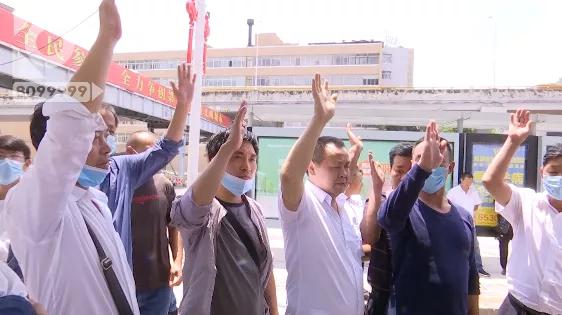 晚上停车早晨附近车都不见了,早上从车库出来看见一群人