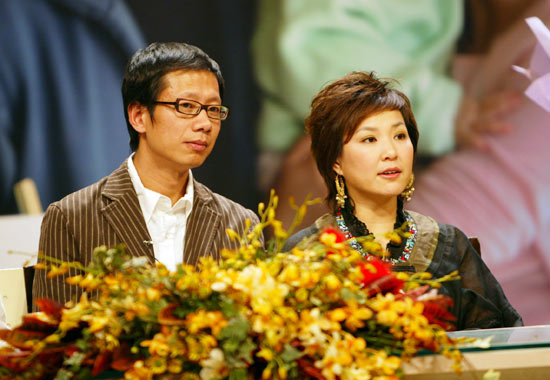 涂唐嫣口红调侃陈宝国，从央视名嘴到卖惨主播，李静如何走到这步