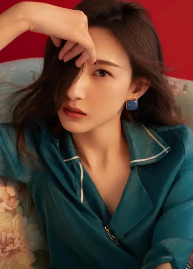 马凡舒首次主持天下足球,央视足球主持马凡舒