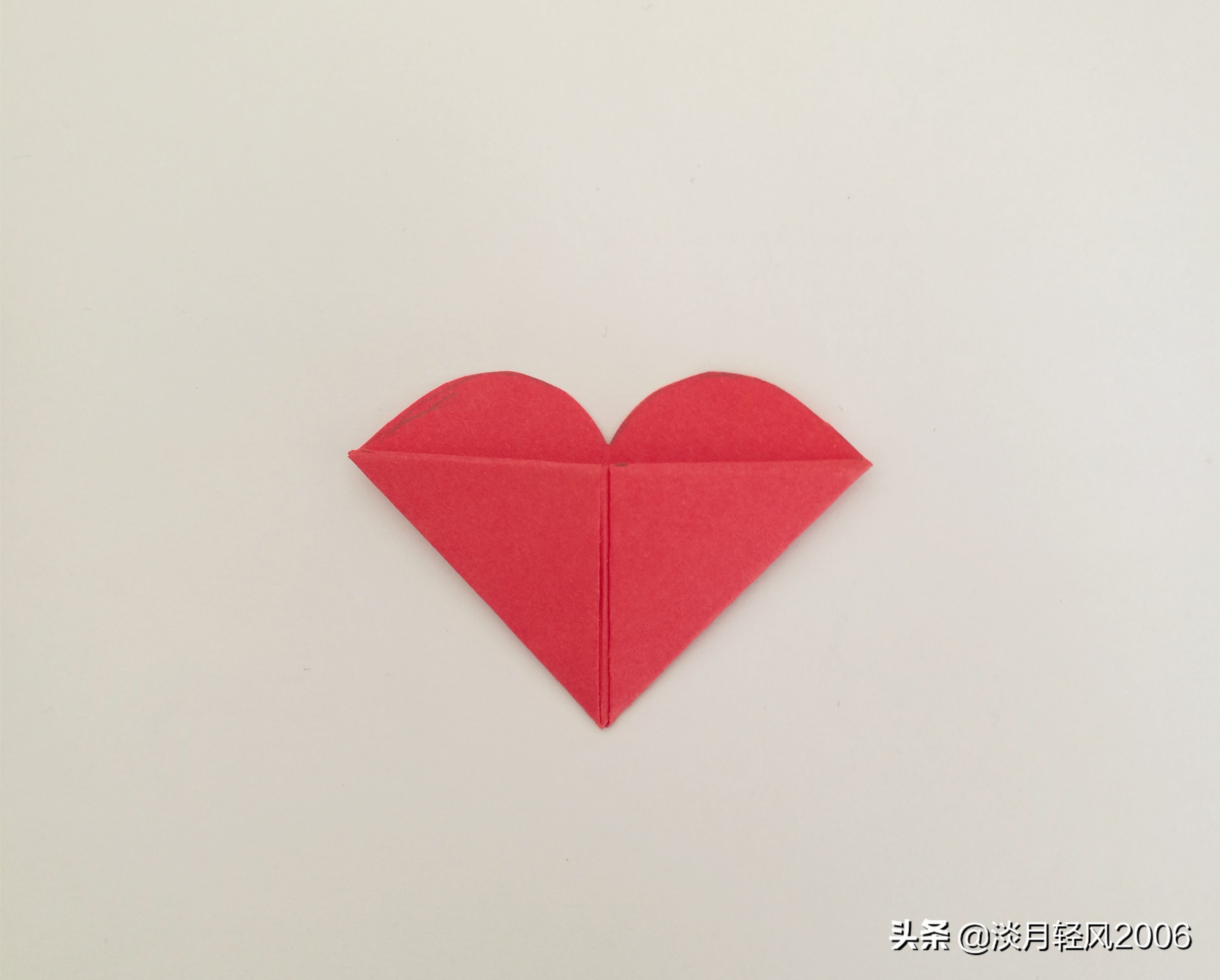 简单有趣的卡纸折心,小孩子拿卡纸折爱心