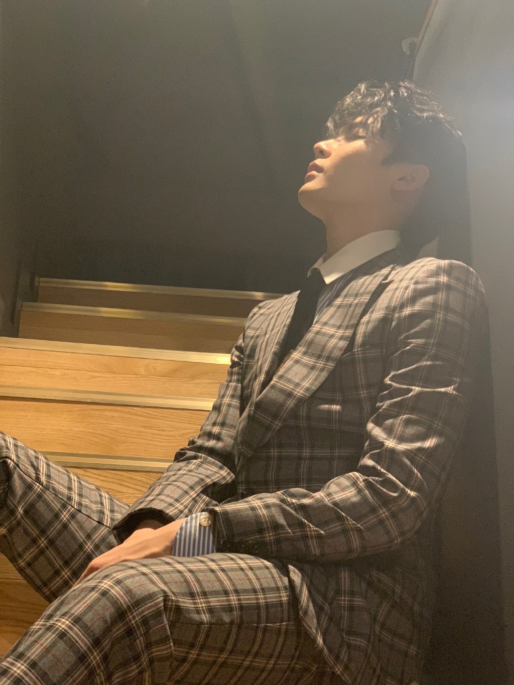 侯明昊撞色私服穿搭图文,吴磊侯明昊复古摩登大片