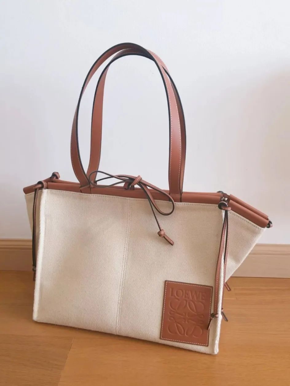 这才爆红一年就这么能“装”了?3w的包一背我都认不出来了…