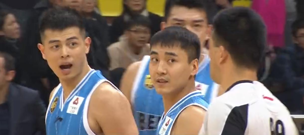 球技不咋地脾气还挺大北京首钢超巨CBA赛场怒骂裁判！