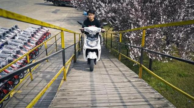 冬天电动车刚换电池还是跑不远,电动车冬天跑不远千万别换电瓶