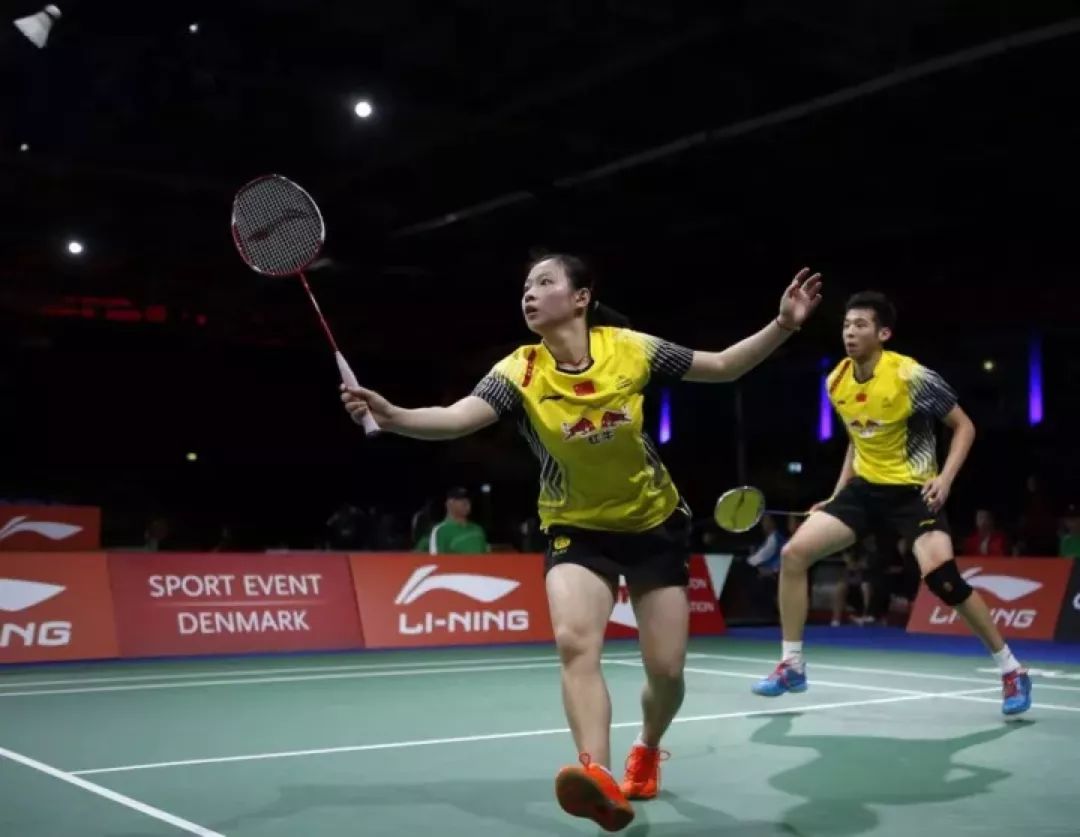 羽毛球高远球如何正确发力,羽毛球高远球发力技巧一个人练习