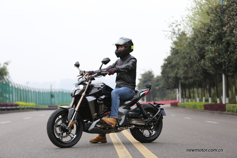 升仕310V试驾/多图：舒适好骑的运动太子车，标配ABS，全LED灯具