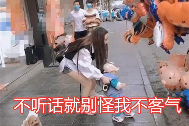 霸气小姨一手拎娃一手拎狗,霸气小姨带娃走红视频