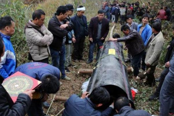 雨打墓有什么说法,民间的雨打墓辈辈富的说法