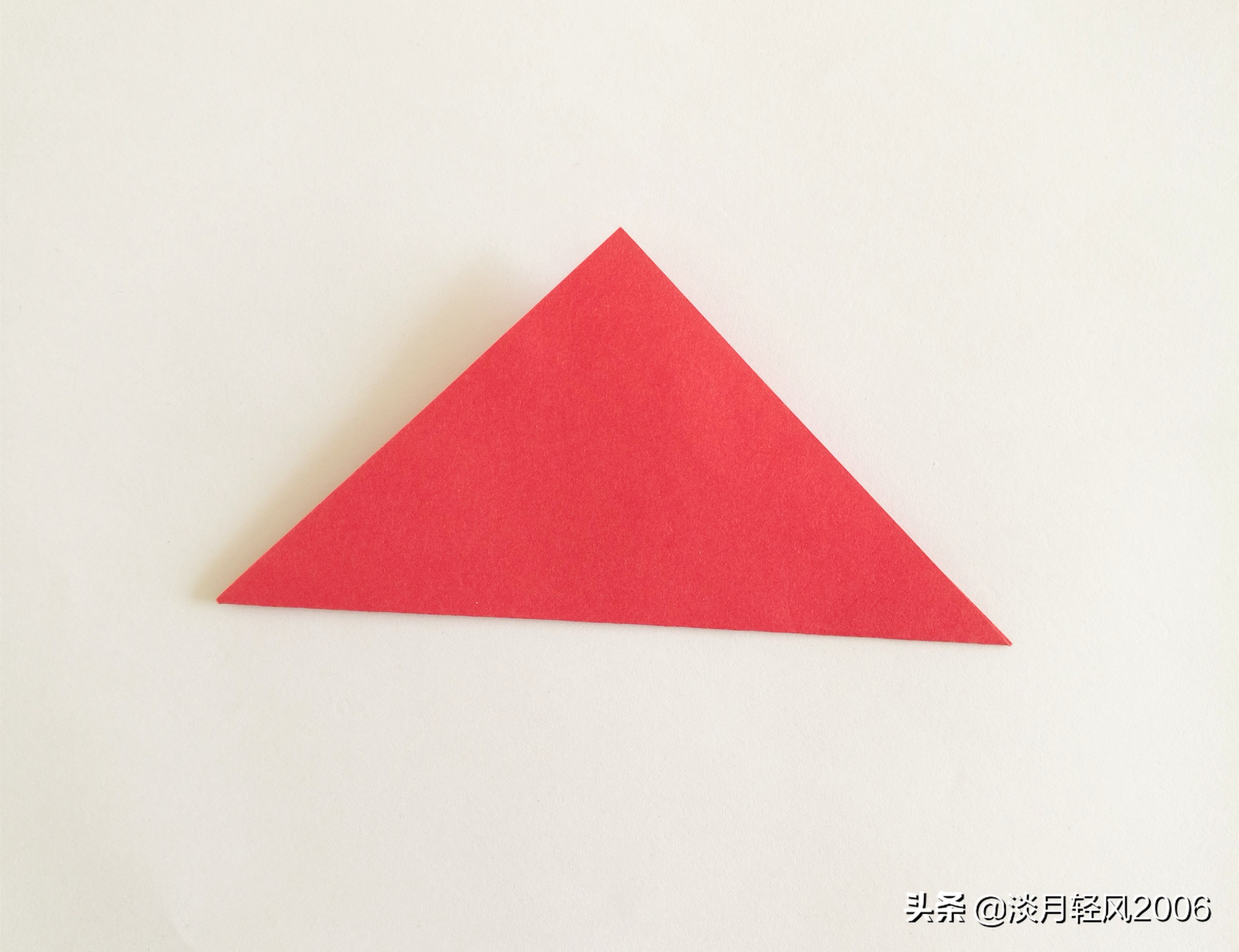 简单有趣的卡纸折心,小孩子拿卡纸折爱心