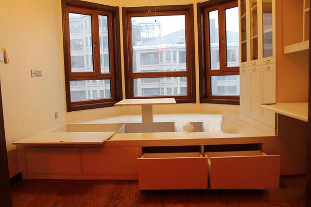 阳台设计20厘米地台榻榻米好看么,客厅阳台的榻榻米休闲区怎么设计