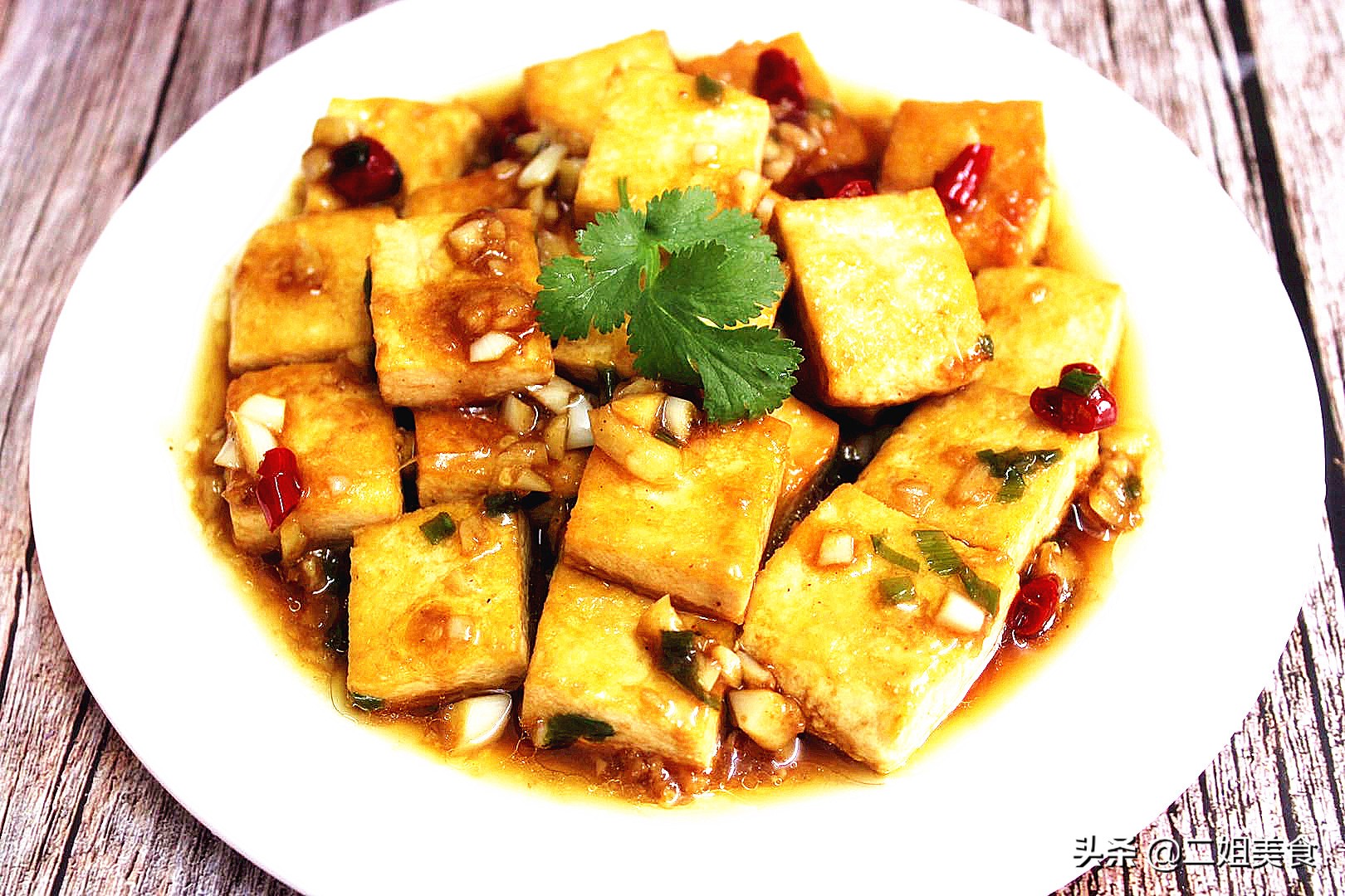 想炖豆腐不容易碎,有人说切大块,有人说加盐,错!教您正确做法