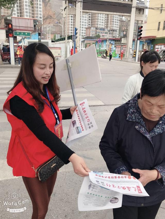 文明劝导员创文在行动,文明劝导员坚守岗位助力创城