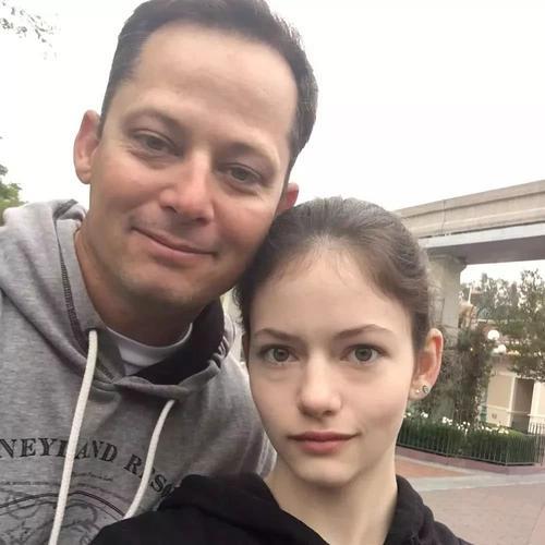 最年轻爸爸接女儿放学被认作情侣,最年轻爸爸接女儿放学被老师误会