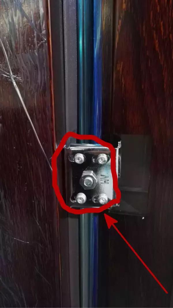 门扇掉角怎么处理,门扇松动了怎么处理