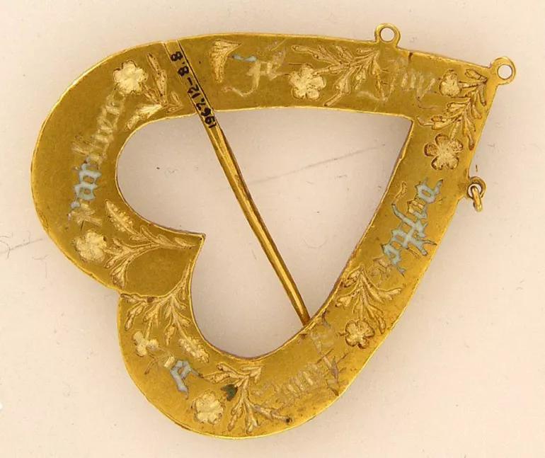 爱心形状的小毛桃,爱心桃心形