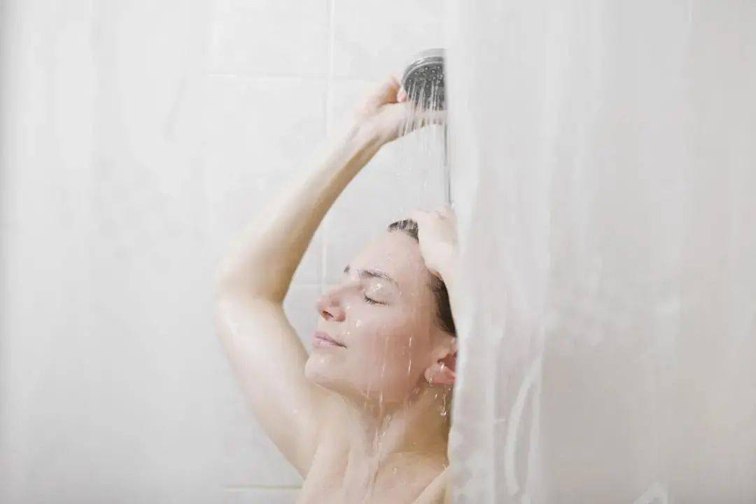 为什么洗澡遇水就想小便,边洗澡的时候边小便正常吗