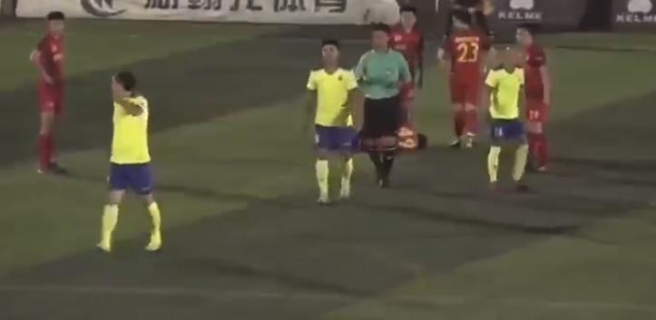 足球场打架斗殴事件佩佩,佩佩暴力踢人原因