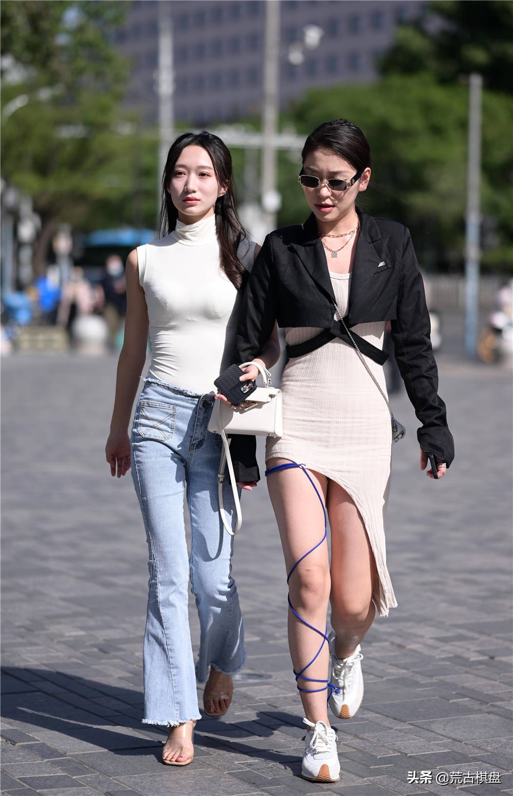 喇叭牛仔裤时尚又减龄,喇叭牛仔裤在冬季如何穿出时尚感