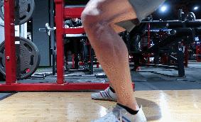 深蹲的标准动作膝盖超过脚尖吗,深蹲谎言