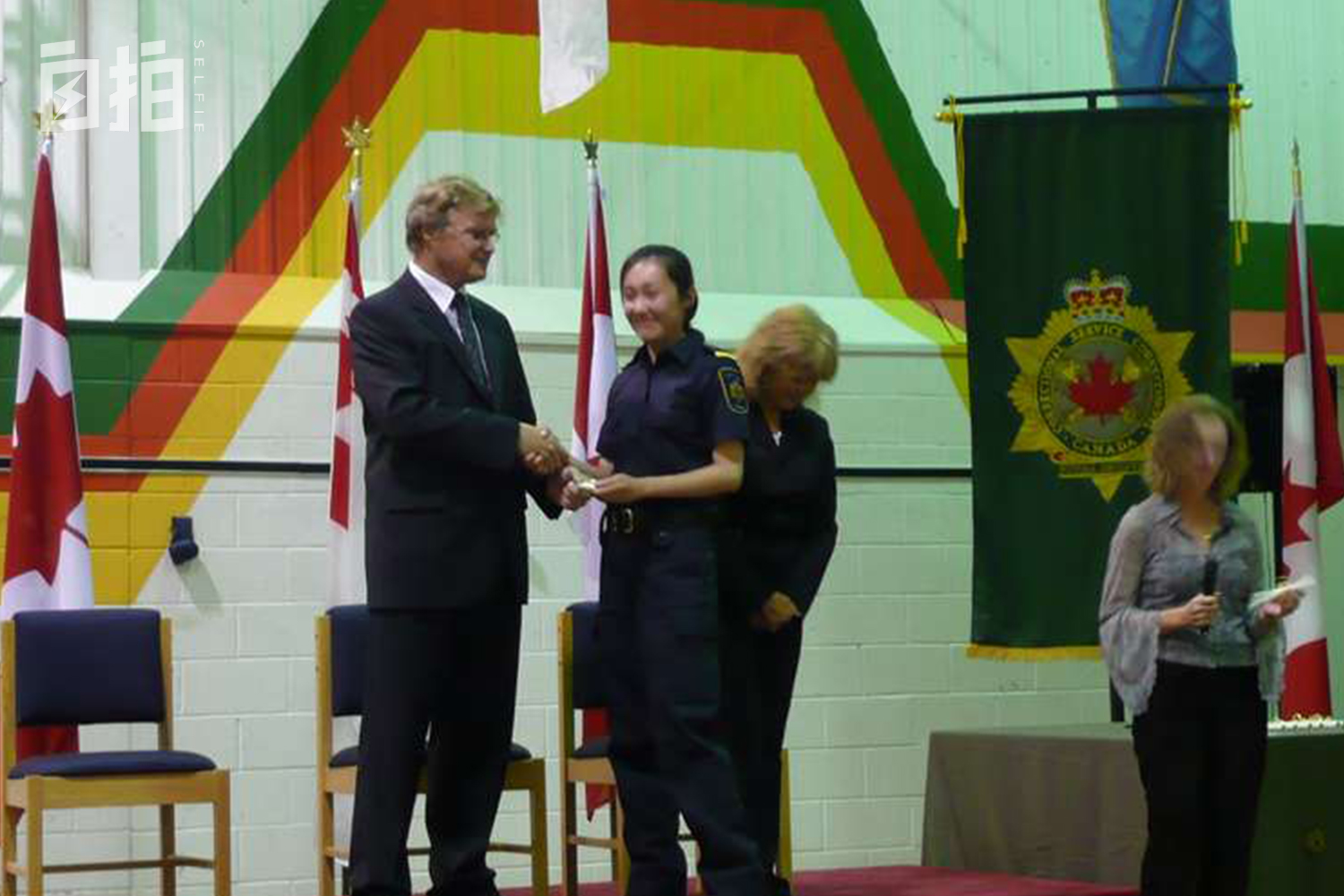 我国内当过片警，现在是加拿大狱警，天天挨犯人骂，一年200多天假期