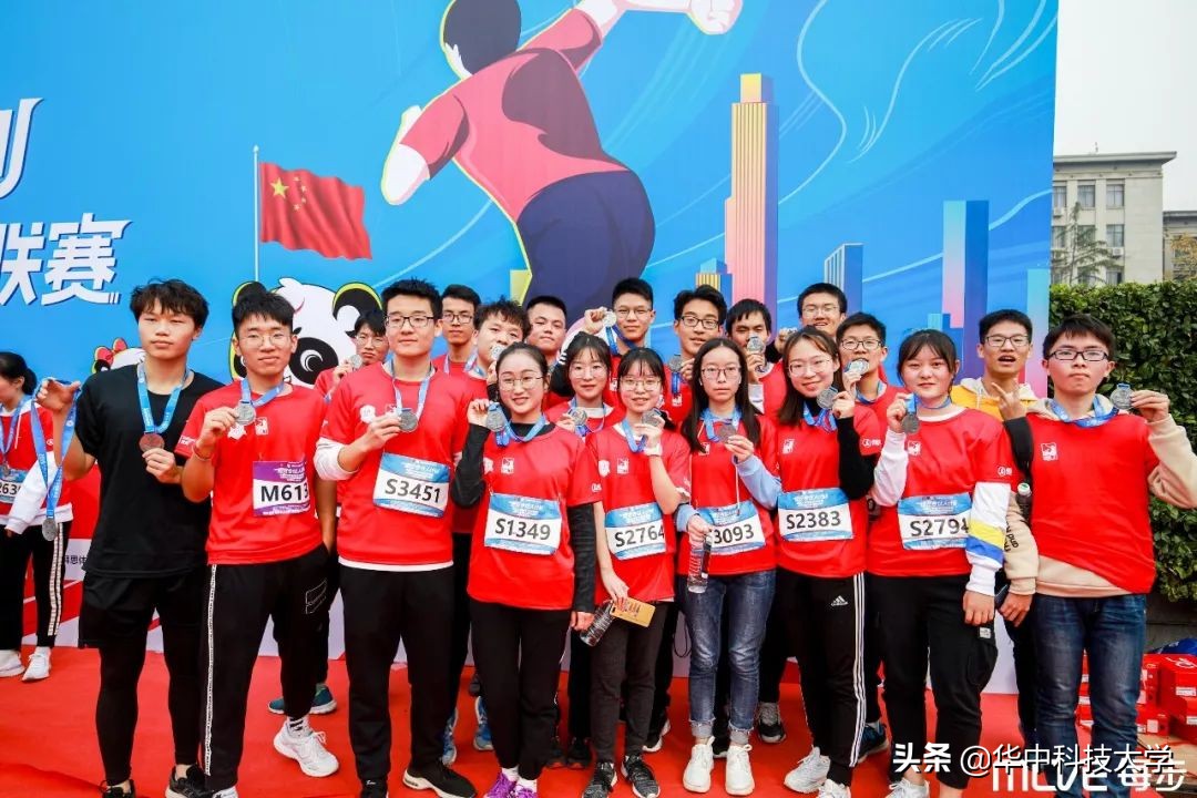 校园马拉松感受青春力量,在教室看同学田径比赛