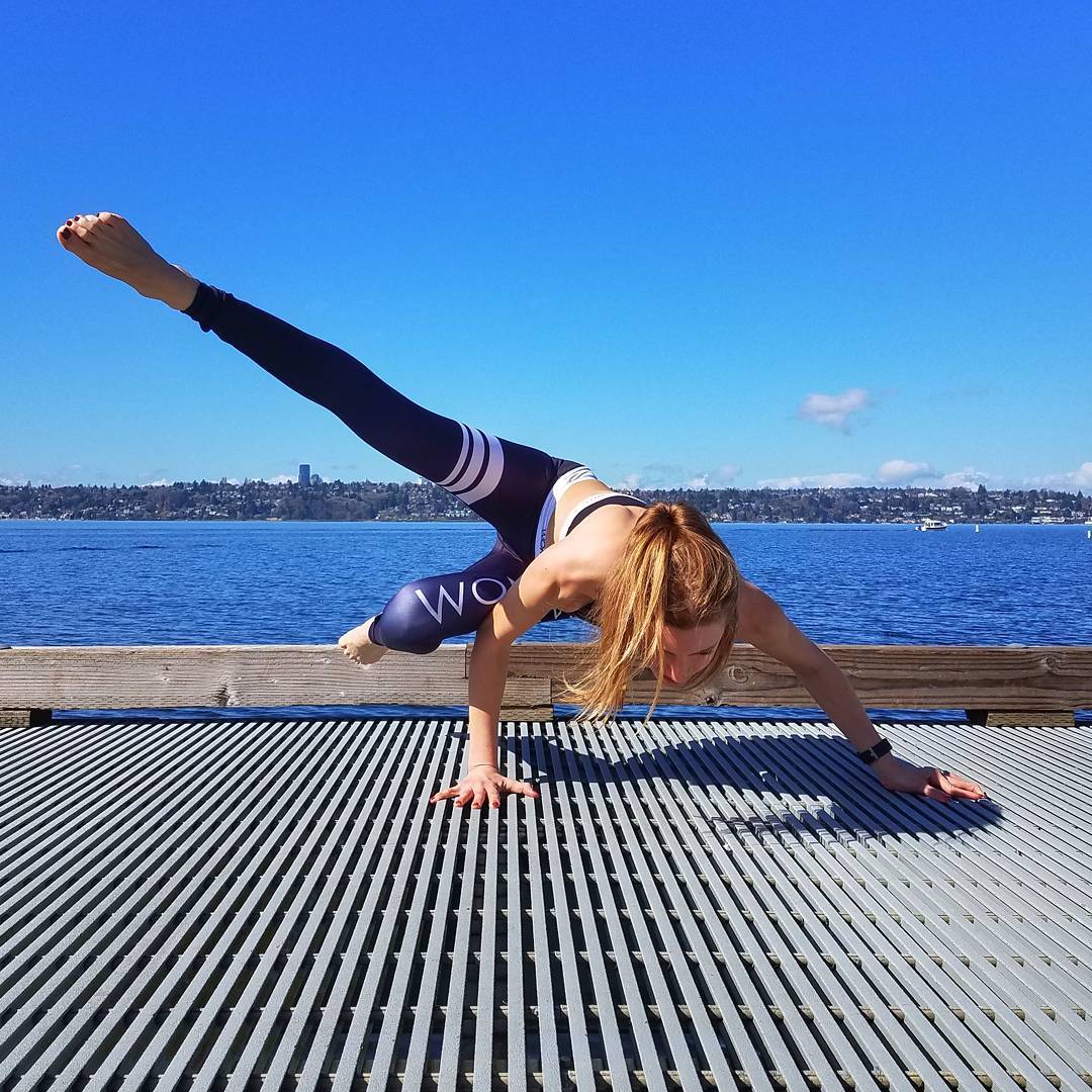 一个动作全脸紧致瑜伽,阳光明媚的简单瑜伽