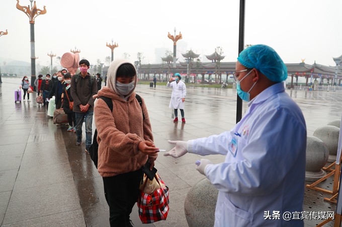 334名返岗人员在宜宾兴文站乘专列赴粤返岗
