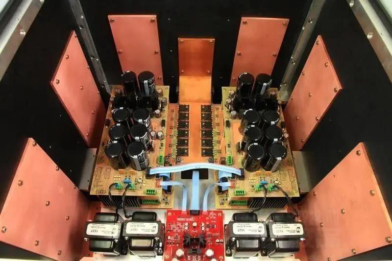 这只“火鸟”是白色的，CessaroFirebird扬声器