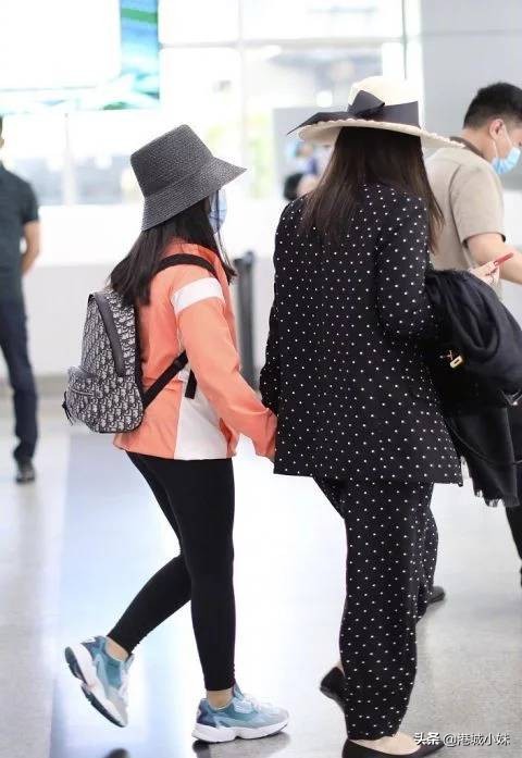 王诗龄伦敦街头大秀长腿一身名牌,李湘女儿王诗龄身高