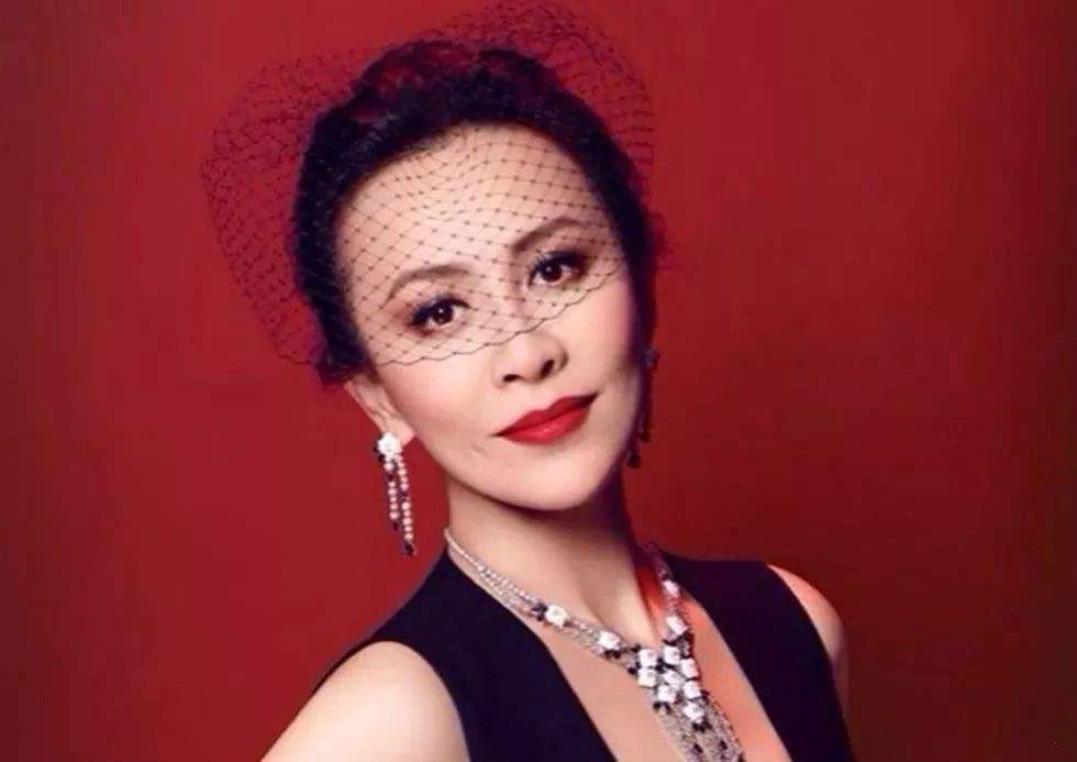 51岁刘嘉玲穿牛仔背带裤 (刘嘉玲同款连体牛仔裤)