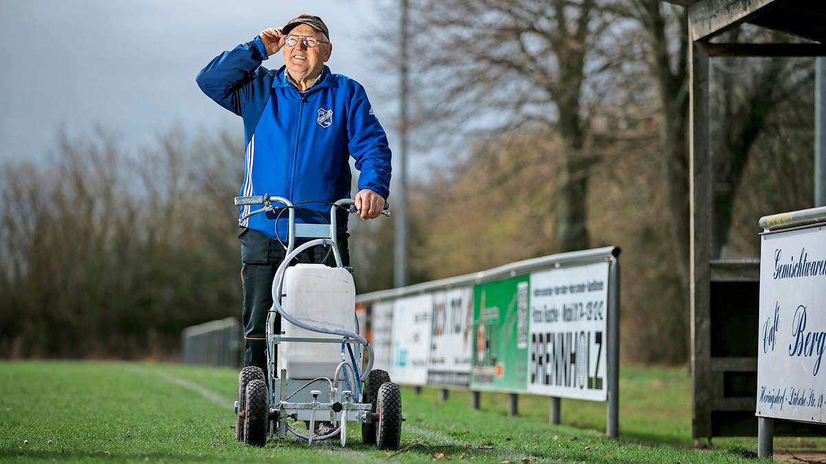 这个平凡的78岁老头，坚持45年为业余足球做了一件最伟大的事