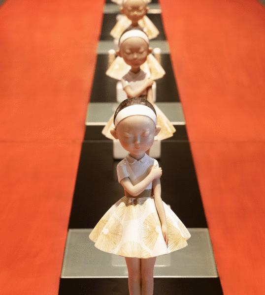 躺酒店床上看风景,躺在星级酒店房间床上看电视