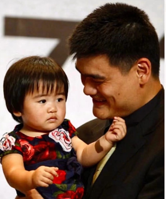 姚明与女儿姚沁蕾最近打球视频,姚明12周岁的女儿姚沁蕾身高