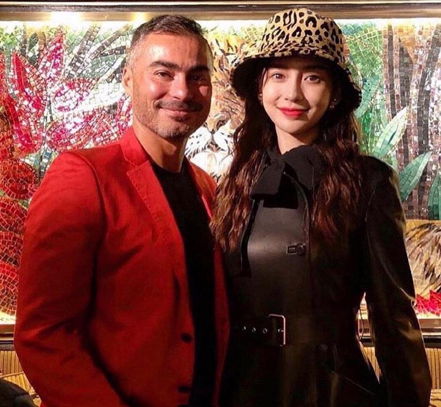 baby巴黎半夜赴私宴！独自约爱马仕总监聊工作？笑容僵硬如雕像