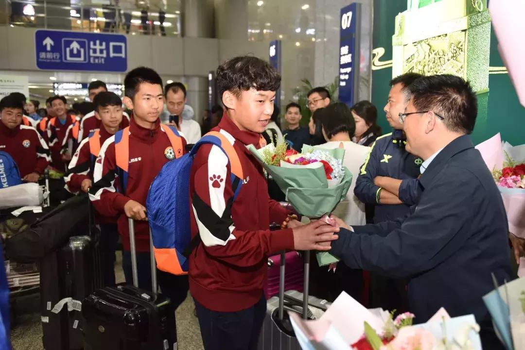 足球4比0大胜,精彩足球夺冠视频集锦