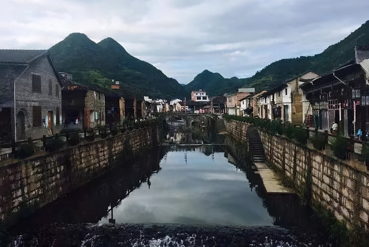 还没想好国庆去哪？自驾2.5小时，在秋日里泡温泉吃美食