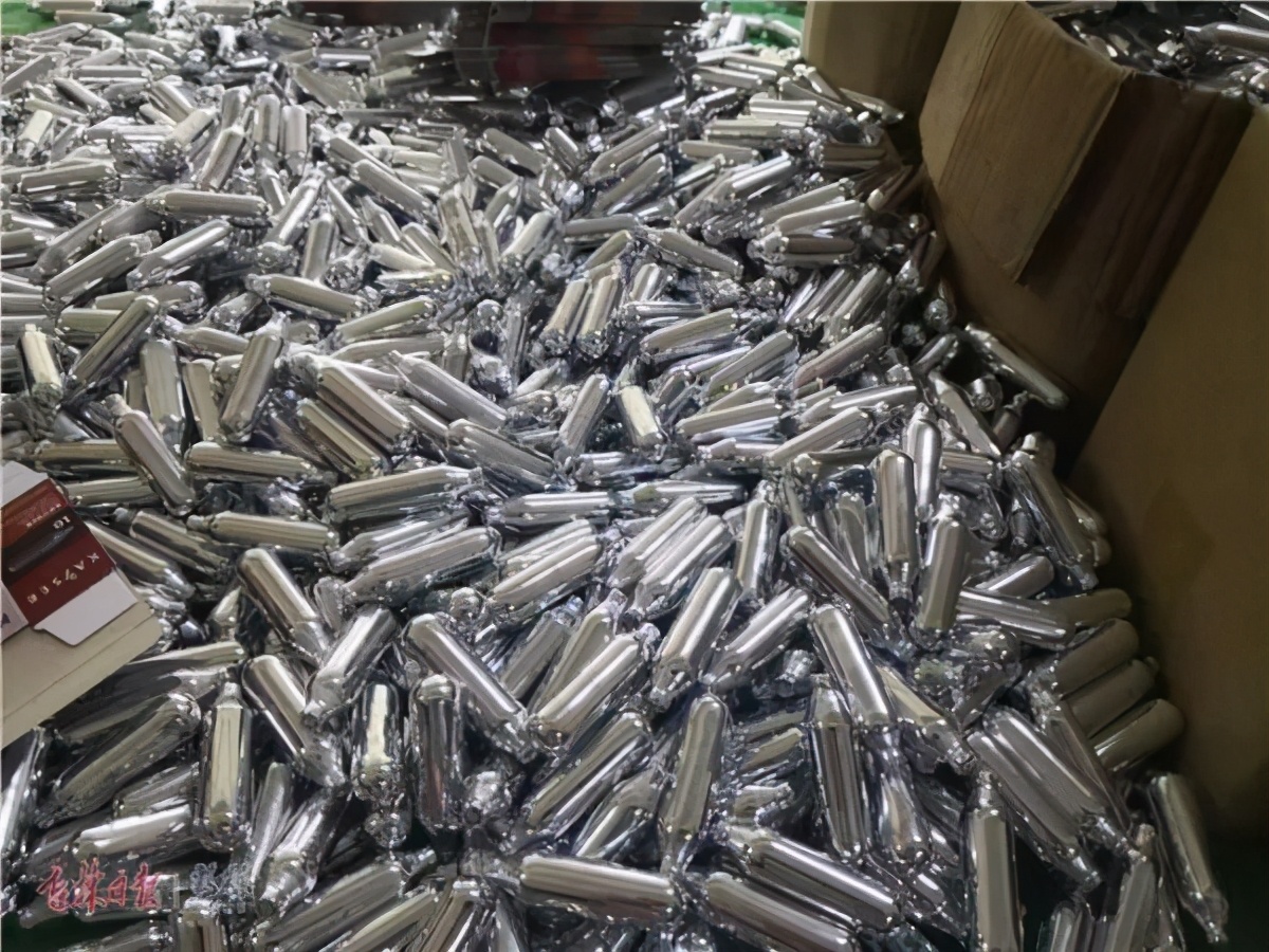 15岁少女借住男友死*党**家吸完笑气告他硬上！“笑气”有多危险？