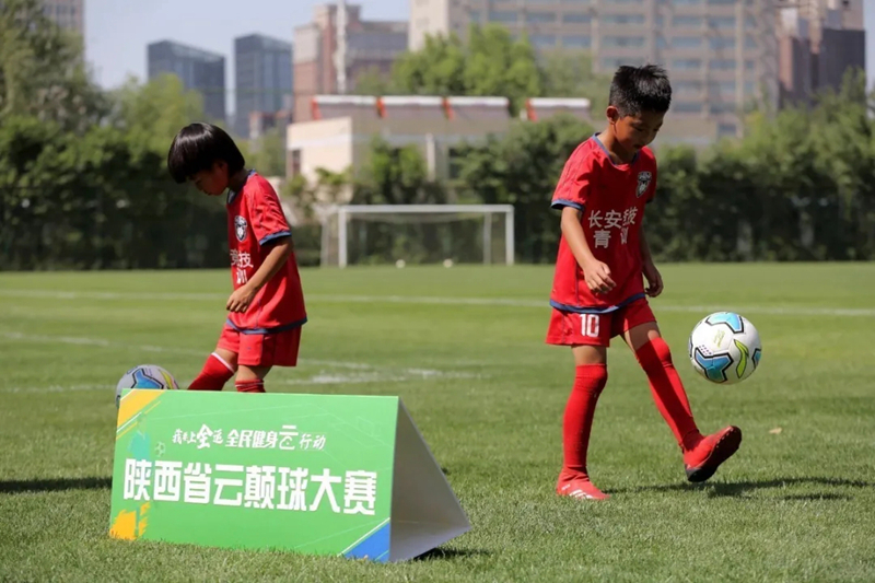 怎样快速练颠球,学生很多怎么练颠球