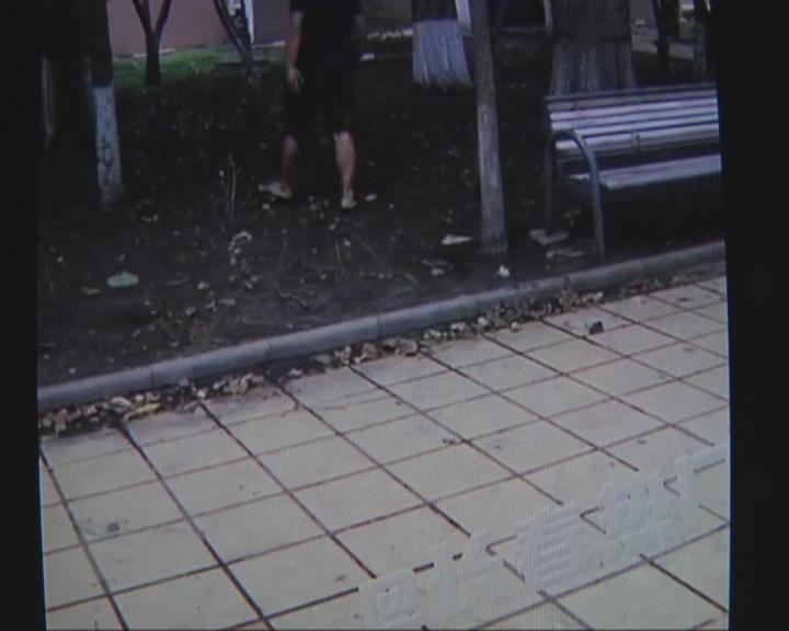 男子嫌吵闹持杆朝楼上泼粪水,男子嫌邻居小孩吵闹