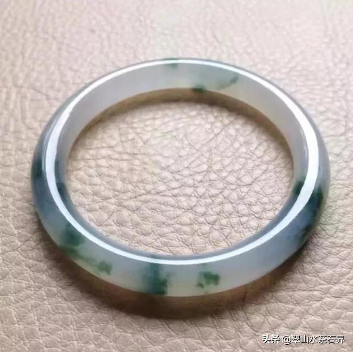 翡翠选糯冰带色还是冰种无色好,无色冰种翡翠大概多少钱