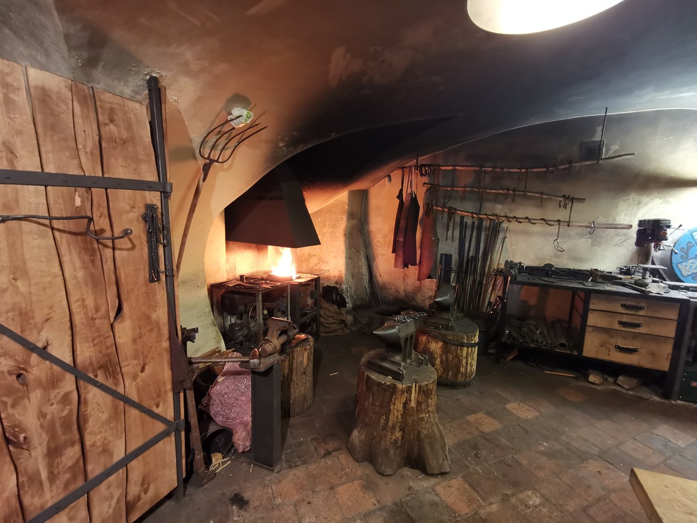 中欧美景美食自驾之旅在CK小镇亲手制作皮具纪念品