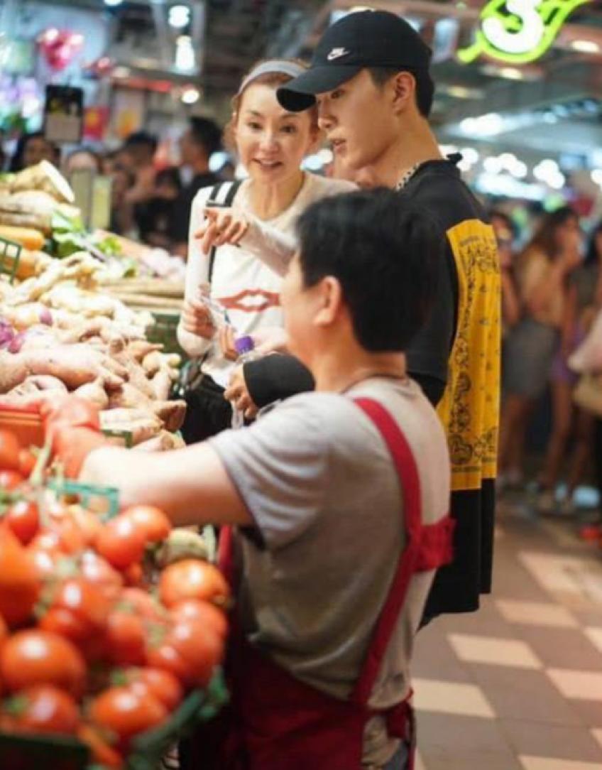 55岁张曼玉惊艳美图,张曼玉素颜出镜演技炸裂