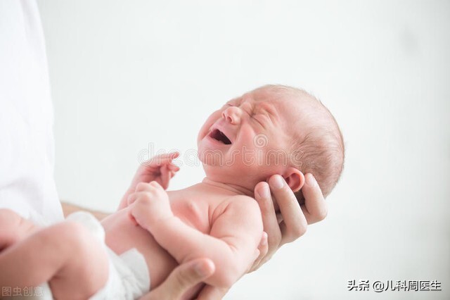 宝宝爱哭又不吃奶怎么回事,半岁宝宝晚上哄睡难爱哭怎么回事