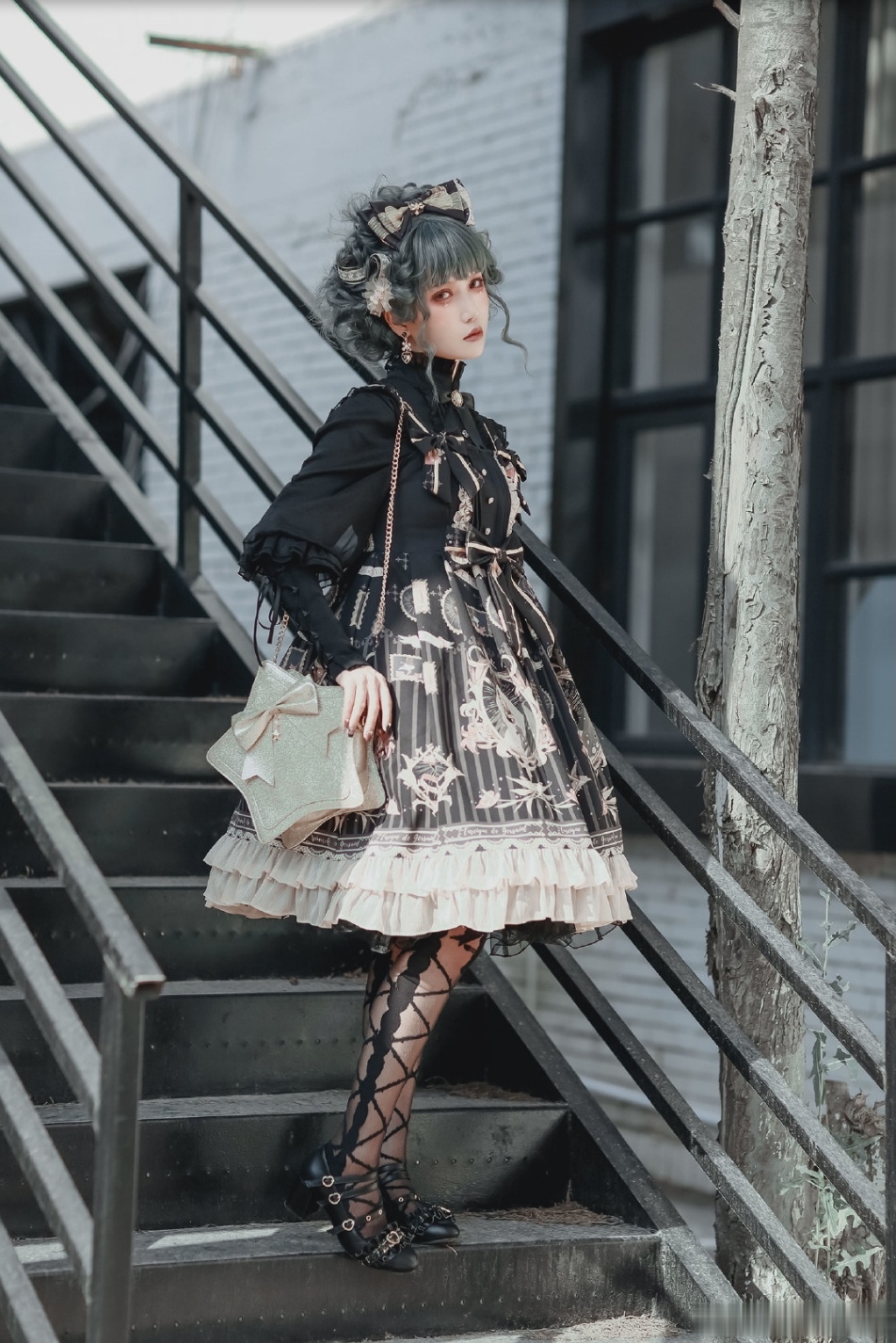 华尔笔下的堕天使，灰蓝盘发哥特lo娘，厌世妆容黑暗而优雅